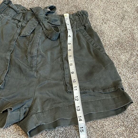 H&M Paper Bag High Waisted Tie Waist Belted, soft loose Shorts dark green - Picture 11 of 12